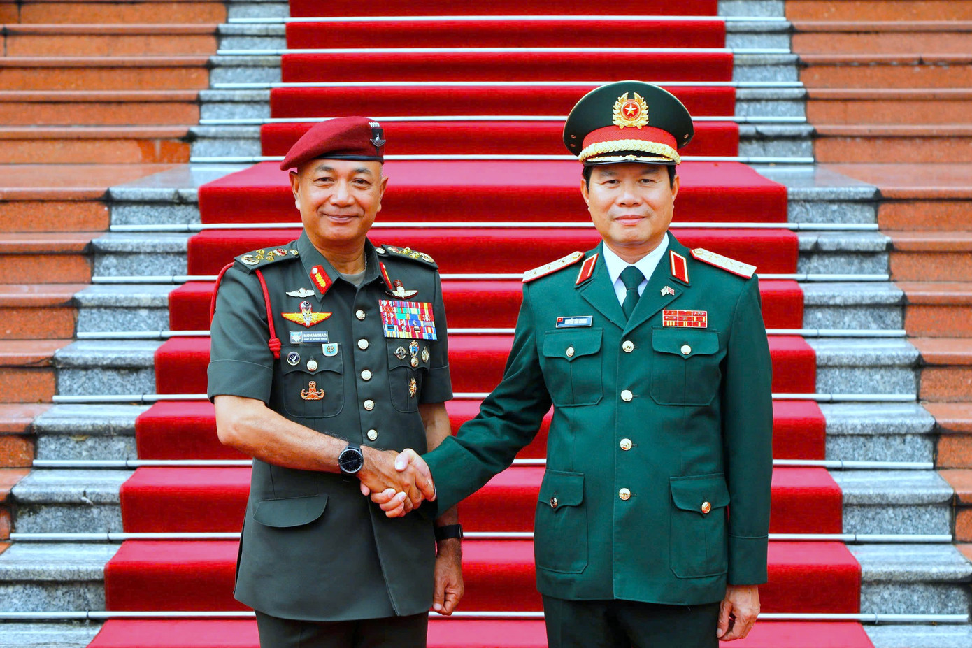 Dịp này, Thượng tướng Nguyễn Tân Cương trân trọng mời Đại tướng Tan Sri Datuk Seri Mohammad bin Ab Rahman và các lãnh đạo Quân đội Malaysia sang dự Lễ kỷ niệm 80 năm Ngày thành lập Quân đội nhân dân Việt Nam và Triển lãm Quốc phòng quốc tế Việt Nam lần thứ hai, diễn ra vào tháng 12/2024.