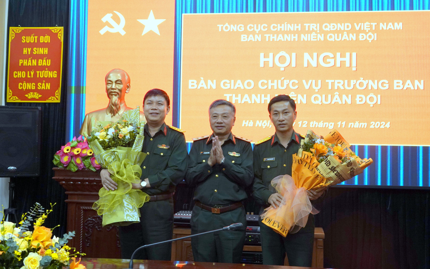 Trung tướng Lê Quang Minh - Phó Chủ nhiệm Tổng cục Chính trị Quân đội nhân dân Việt Nam, tặng hoa chúc mừng Đại tá Trần Viết Năng và Thượng tá Nguyễn Quang Huy. Trung tướng Lê Quang Minh - Phó Chủ nhiệm Tổng cục Chính trị Quân đội nhân dân Việt Nam, tặng hoa chúc mừng Đại tá Trần Viết Năng và Thượng tá Nguyễn Quang Huy.