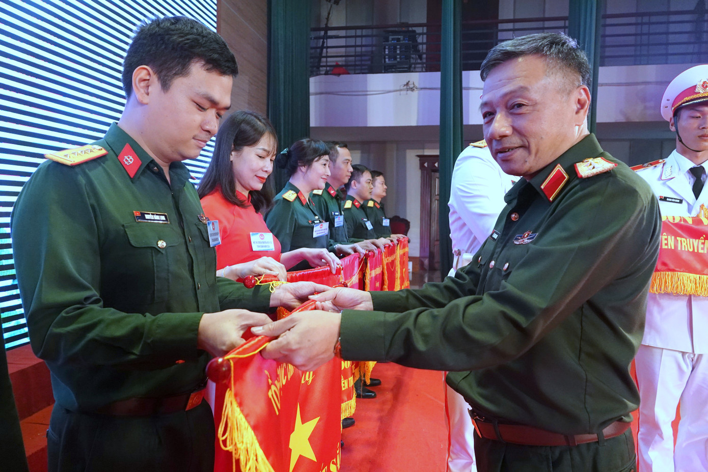 Trung tướng Lê Quang Minh - Phó Chủ nhiệm Tổng cục Chính trị Quân đội nhân dân Việt Nam, trao Cờ tặng các đội thi xuất sắc. Trung tướng Lê Quang Minh - Phó Chủ nhiệm Tổng cục Chính trị Quân đội nhân dân Việt Nam, trao Cờ tặng các đội thi xuất sắc.