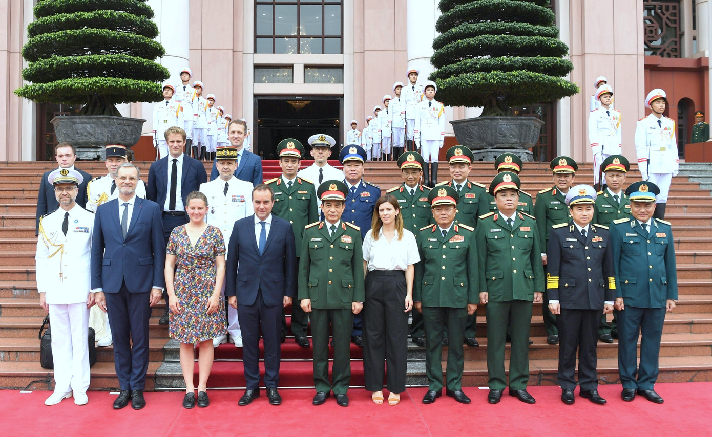 Đoàn đại biểu hai nước tại lễ đón chính thức ở trụ sở Bộ Quốc phòng.