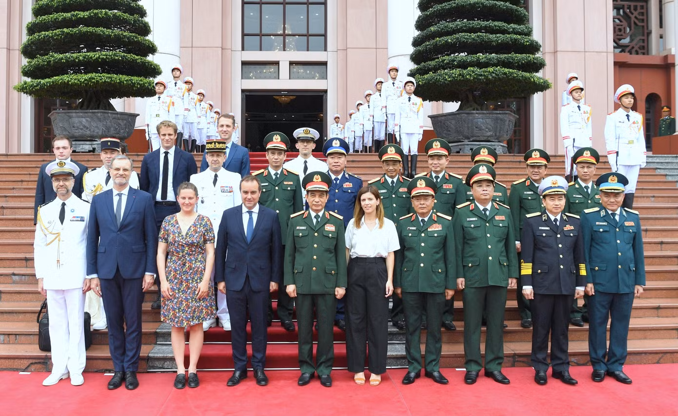 Đoàn đại biểu hai nước tại lễ đón chính thức ở trụ sở Bộ Quốc phòng. Đoàn đại biểu hai nước tại lễ đón chính thức ở trụ sở Bộ Quốc phòng.
