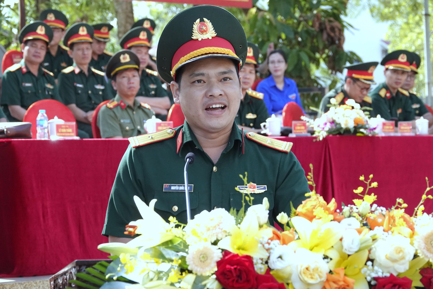 Thiếu tá Đỗ Quốc Bình - Trợ lý Ban Tuyên huấn (Phòng Chính trị Bộ chỉ huy Quân sự tỉnh Hải Dương) thay mặt tuổi trẻ các lực lượng biểu thị quyết tâm tại ngày hội.