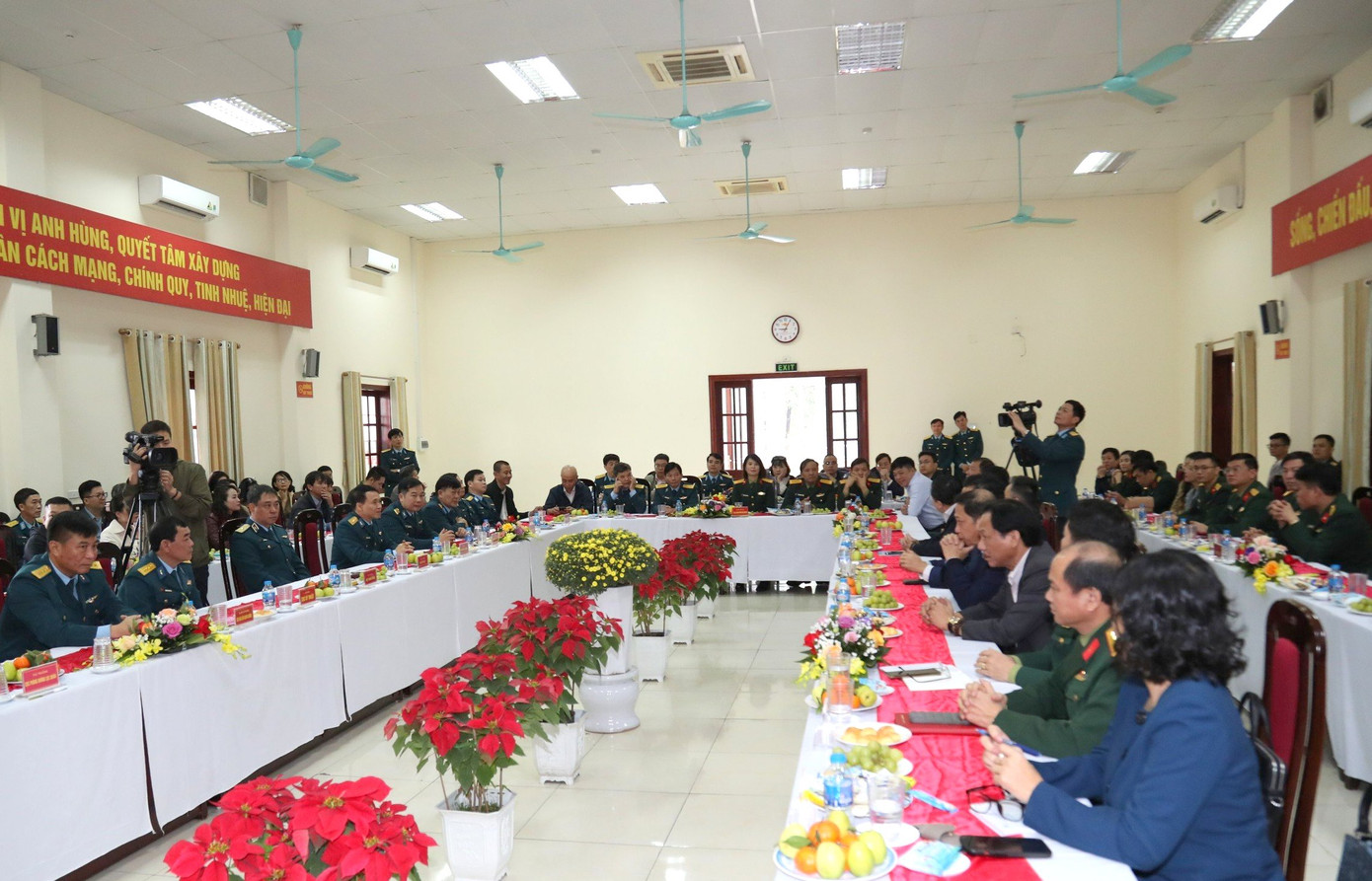 Tham dự chương trình gặp mặt có lãnh đạo, đại biểu các cơ quan thông tấn, báo chí trong và ngoài Quân đội, cùng đại biểu lãnh đạo Quân chủng Phòng không - Không quân và các đơn vị trực thuộc.