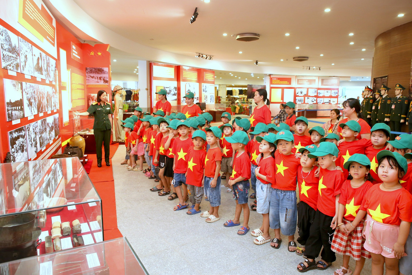 Cô và trò Trường Mầm non Noong Hẹt (huyện Điện Biên, tỉnh Điện Biên) tham quan các hình ảnh, hiện vật về thời kỳ kháng chiến chống Pháp tại khu trưng bày. Cô và trò Trường Mầm non Noong Hẹt (huyện Điện Biên, tỉnh Điện Biên) tham quan các hình ảnh, hiện vật về thời kỳ kháng chiến chống Pháp tại khu trưng bày.