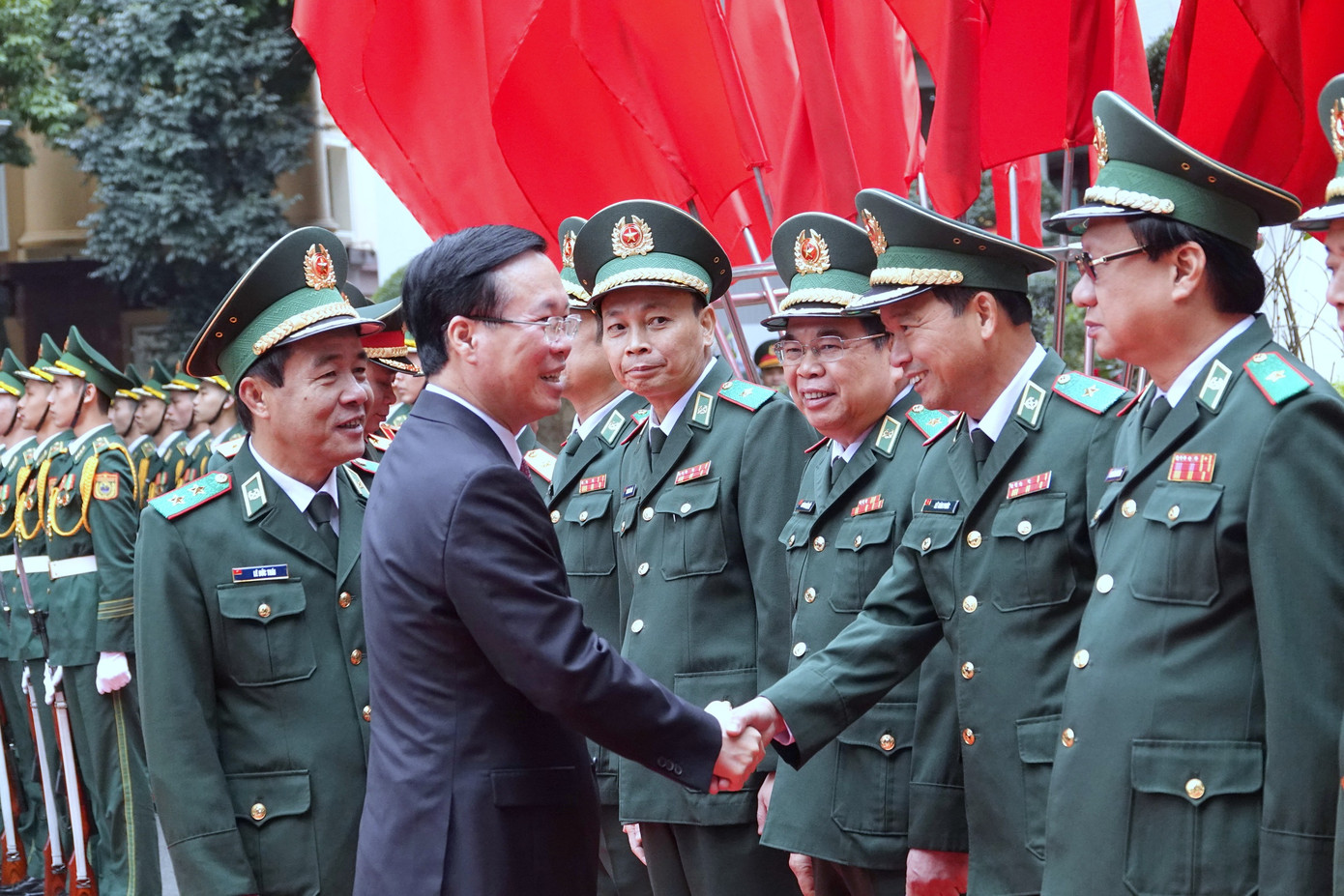 Các tướng lĩnh Biên phòng đón Chủ tịch nước Võ Văn Thưởng tới dự lễ kỷ niệm và đón nhận Huân chương.