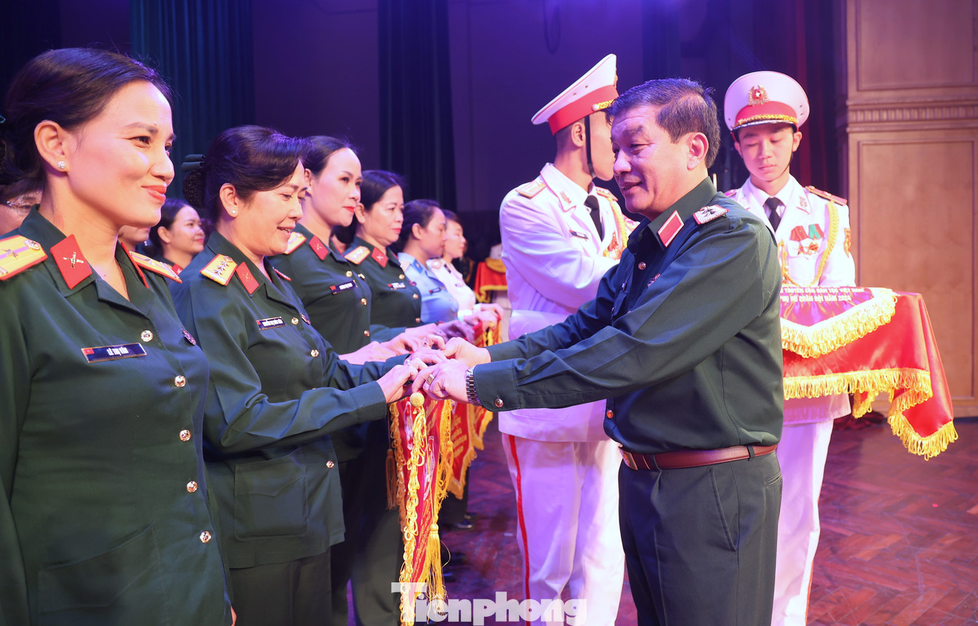 Phó Chủ nhiệm Tổng cục Chính trị QĐND Việt Nam Trương Thiên Tô và Phó Chủ tịch Hội LHPN Việt Nam Nguyễn Thị Minh Hương, trao cờ lưu niệm tặng đại diện các đội thi tham gia liên hoan. Phó Chủ nhiệm Tổng cục Chính trị QĐND Việt Nam Trương Thiên Tô và Phó Chủ tịch Hội LHPN Việt Nam Nguyễn Thị Minh Hương, trao cờ lưu niệm tặng đại diện các đội thi tham gia liên hoan.