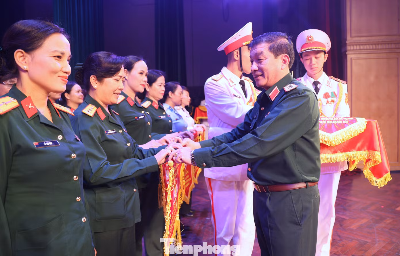 Phó Chủ nhiệm Tổng cục Chính trị QĐND Việt Nam Trương Thiên Tô và Phó Chủ tịch Hội LHPN Việt Nam Nguyễn Thị Minh Hương, trao cờ lưu niệm tặng đại diện các đội thi tham gia liên hoan.