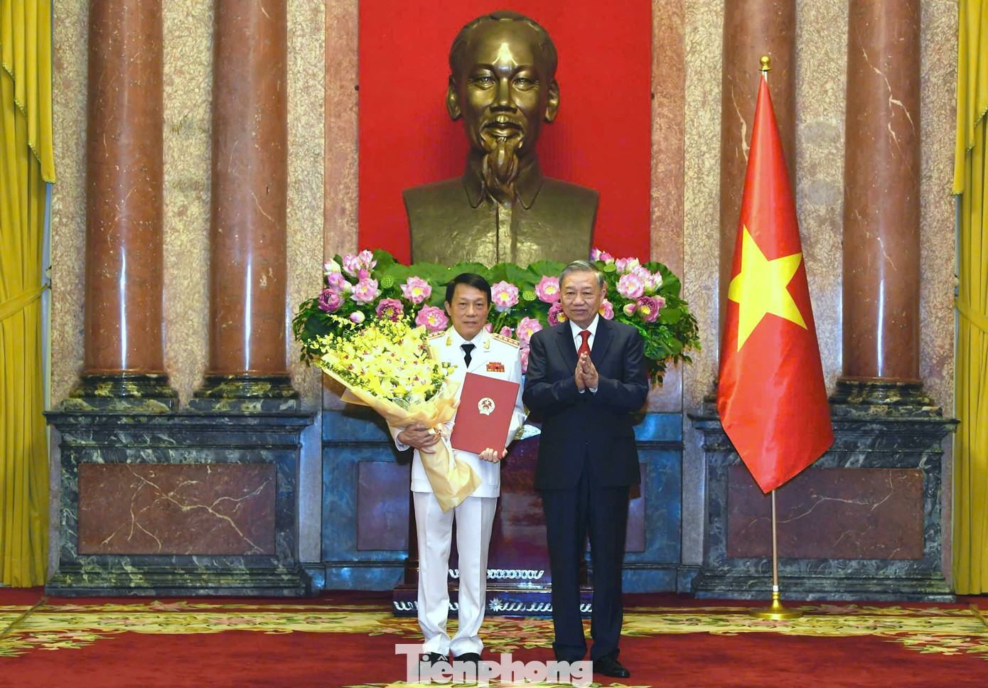 Tổng Bí thư, Chủ tịch nước Tô Lâm trao Quyết định thăng cấp bậc hàm từ Thượng tướng lên Đại tướng đối với Bộ trưởng Bộ Công an Lương Tam Quang. Tổng Bí thư, Chủ tịch nước Tô Lâm trao Quyết định thăng cấp bậc hàm từ Thượng tướng lên Đại tướng đối với Bộ trưởng Bộ Công an Lương Tam Quang.