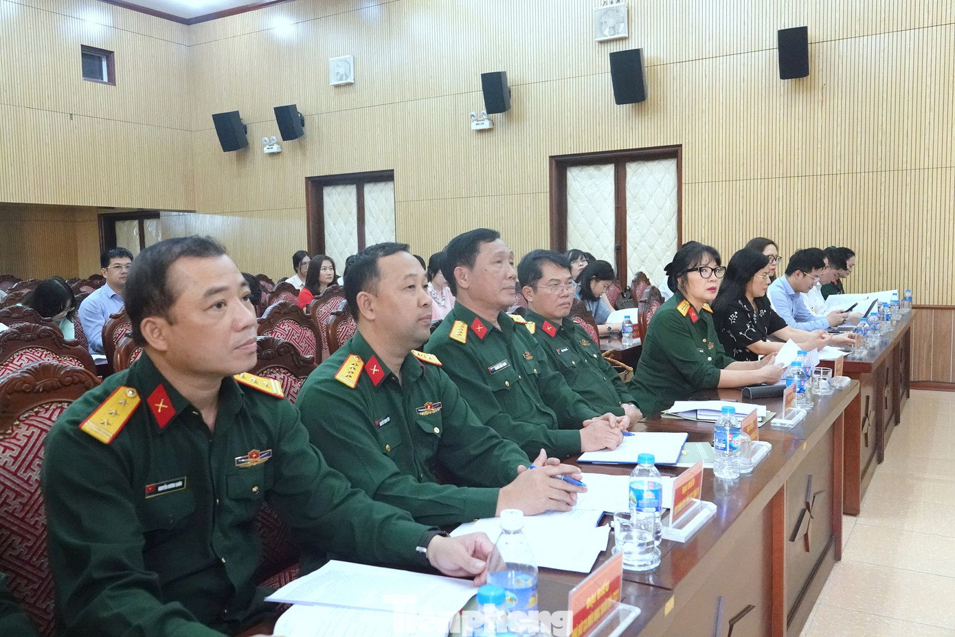 Các đại biểu dự họp báo.