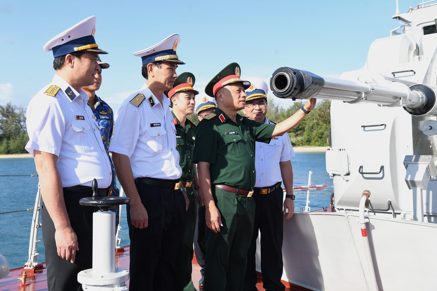 Trung tướng Lê Quang Minh kiểm tra tại Tàu 264 thuộc Hải đội 515, Lữ đoàn 175 (Vùng 5 Hải quân). Trung tướng Lê Quang Minh kiểm tra tại Tàu 264 thuộc Hải đội 515, Lữ đoàn 175 (Vùng 5 Hải quân).