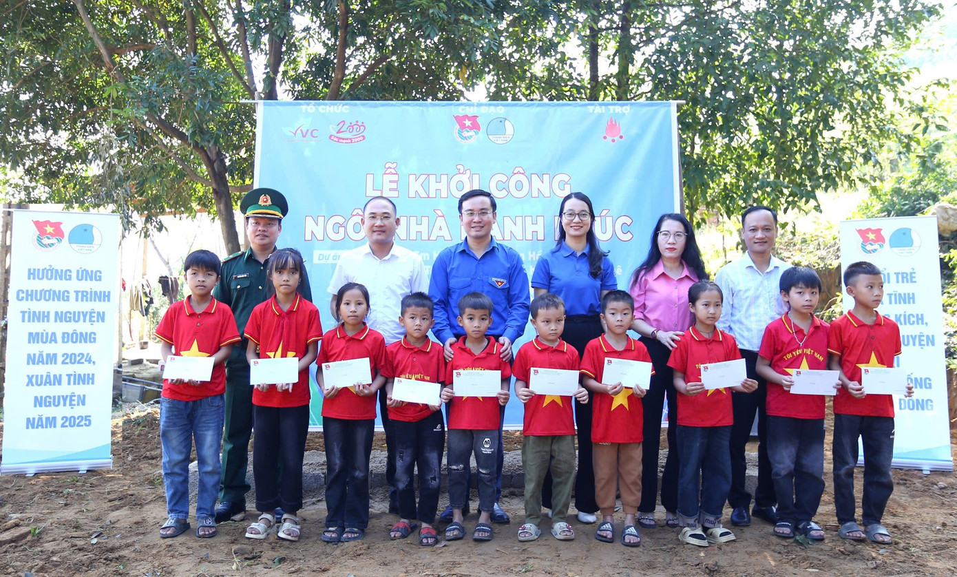 Ban tổ chức chương trình đã trao 10 suất học bổng tặng các em học sinh có hoàn cảnh khó khăn trên địa bàn xã Hương Liên, huyện Hương Khê, tỉnh Hà Tĩnh.