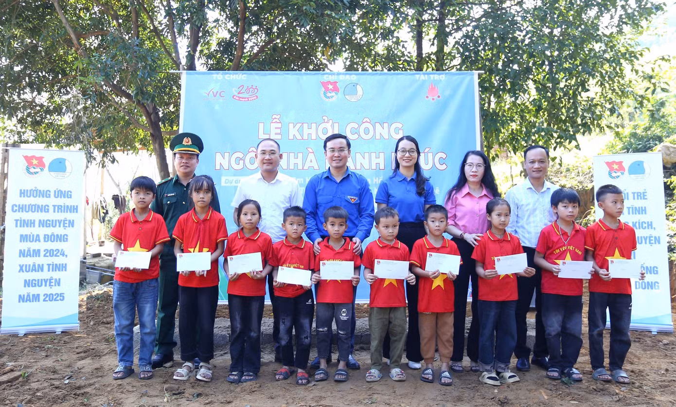 Ban tổ chức chương trình đã trao 10 suất học bổng tặng các em học sinh có hoàn cảnh khó khăn trên địa bàn xã Hương Liên, huyện Hương Khê, tỉnh Hà Tĩnh. Ban tổ chức chương trình đã trao 10 suất học bổng tặng các em học sinh có hoàn cảnh khó khăn trên địa bàn xã Hương Liên, huyện Hương Khê, tỉnh Hà Tĩnh.