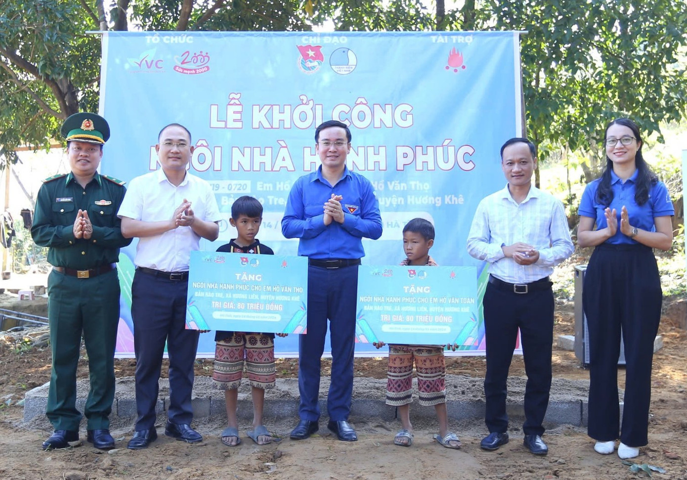 Ban tổ chức chương trình trao biển tượng trưng "Ngôi nhà hạnh phúc" tặng hai em Hồ Văn Toản và Hồ Viết Thọ.