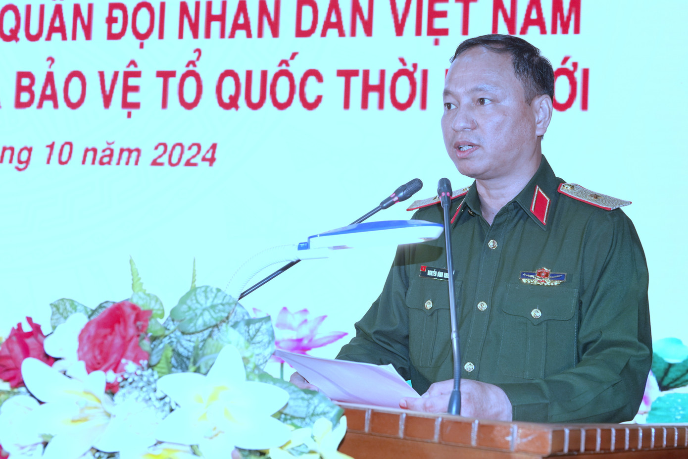 Thiếu tướng Nguyễn Đình Chiến - Bí thư Đảng ủy, Phó Tổng giám đốc Tập đoàn Công nghiệp - Viễn thông Quân đội, phát biểu đề dẫn hội thảo.