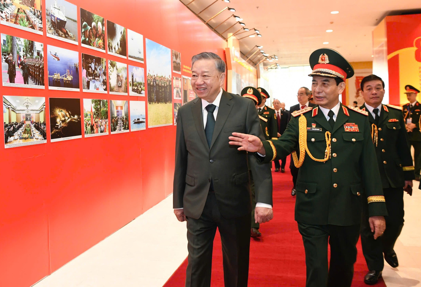 Đại tướng Phan Văn Giang - Ủy viên Bộ Chính trị, Phó Bí thư Quân ủy Trung ương, Bộ trưởng Bộ Quốc phòng giới thiệu với Tổng Bí thư Tô Lâm các hình ảnh trưng bày tại Lễ kỷ niệm. Đại tướng Phan Văn Giang - Ủy viên Bộ Chính trị, Phó Bí thư Quân ủy Trung ương, Bộ trưởng Bộ Quốc phòng giới thiệu với Tổng Bí thư Tô Lâm các hình ảnh trưng bày tại Lễ kỷ niệm.
