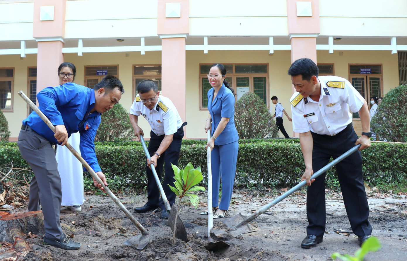 Đoàn công tác Lữ đoàn 955 trồng cây bàng vuông tại trường PTTH Chơn Thành.
