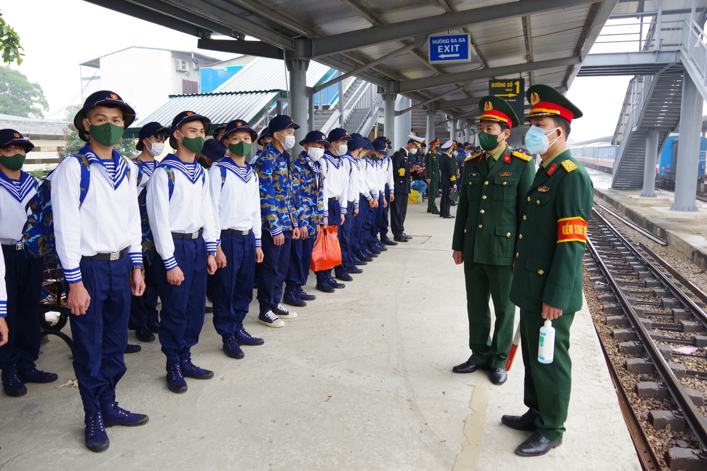 Cùng với vận chuyển đường bộ, công dân nhập ngũ được các đơn vị tổ chức vận chuyển bằng đường sắt và đường thủy. Cùng với vận chuyển đường bộ, công dân nhập ngũ được các đơn vị tổ chức vận chuyển bằng đường sắt và đường thủy.