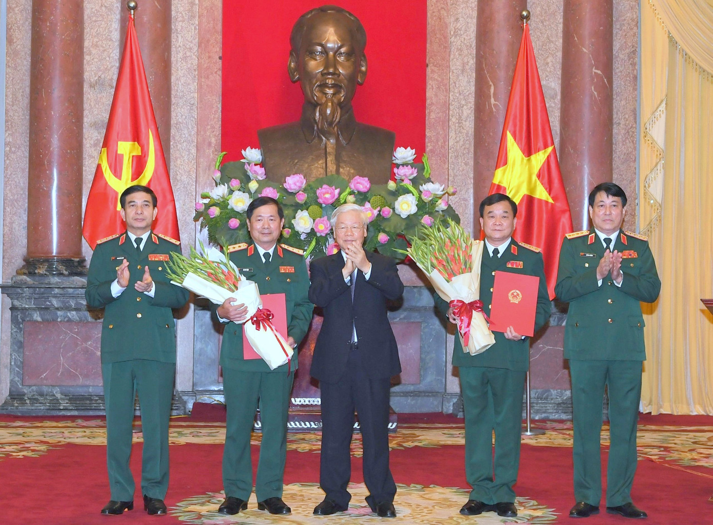 Tổng Bí thư, Chủ tịch nước Nguyễn Phú Trọng trao Quyết định thăng quân hàm Thượng tướng cho hai lãnh đạo Bộ Quốc phòng, tháng 10/2020. Ảnh: PV Tổng Bí thư, Chủ tịch nước Nguyễn Phú Trọng trao Quyết định thăng quân hàm Thượng tướng cho hai lãnh đạo Bộ Quốc phòng, tháng 10/2020. Ảnh: PV