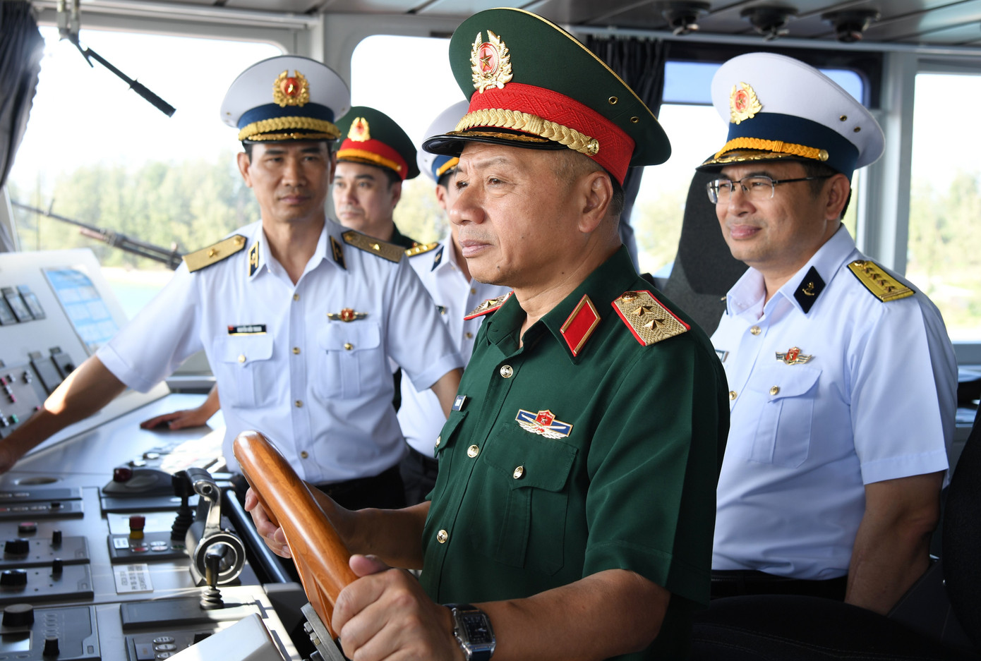 Trung tướng Lê Quang Minh - Phó Chủ nhiệm Tổng cục Chính trị Quân đội nhân dân Việt Nam, kiểm tra tại Tàu 526 thuộc Hải đội 512, Lữ đoàn 127 (Vùng 5 Hải quân). Trung tướng Lê Quang Minh - Phó Chủ nhiệm Tổng cục Chính trị Quân đội nhân dân Việt Nam, kiểm tra tại Tàu 526 thuộc Hải đội 512, Lữ đoàn 127 (Vùng 5 Hải quân).
