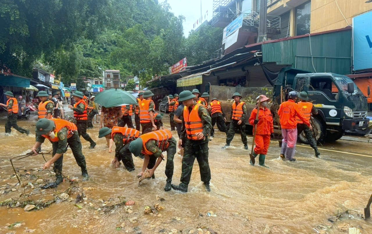 Giúp đỡ địa phương khắc phục hậu quả sau bão số 3 tại thị trấn Đồng Mỏ.
