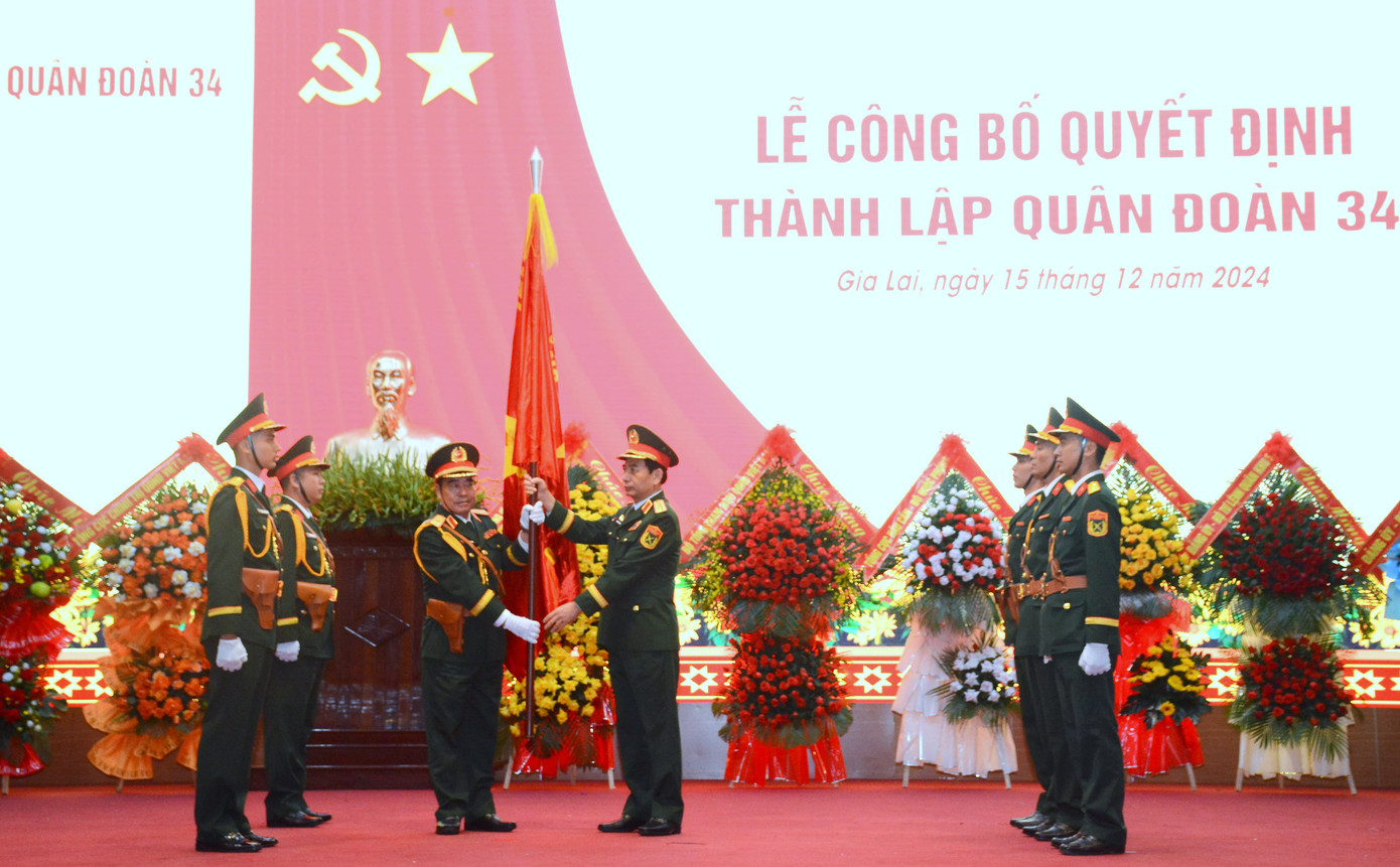 Đại tướng Phan Văn Giang - Bộ trưởng Bộ Quốc phòng, trao Quân kỳ Quyết thắng - biểu tượng của truyền thống và sức mạnh quyết chiến, quyết thắng của Quân đội nhân dân Việt Nam cho Quân đoàn 34, sáng 15/12. Đại tướng Phan Văn Giang - Bộ trưởng Bộ Quốc phòng, trao Quân kỳ Quyết thắng - biểu tượng của truyền thống và sức mạnh quyết chiến, quyết thắng của Quân đội nhân dân Việt Nam cho Quân đoàn 34, sáng 15/12.
