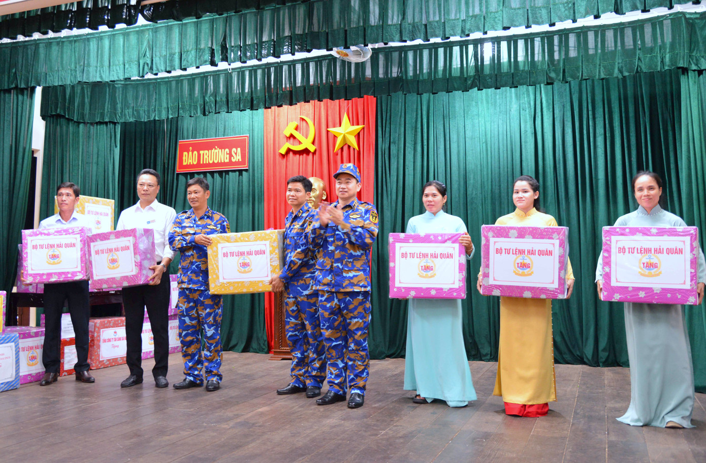 Phó Đô đốc Trần Thanh Nghiêm trao quà tặng chính quyền và quân dân thị trấn Trường Sa. Phó Đô đốc Trần Thanh Nghiêm trao quà tặng chính quyền và quân dân thị trấn Trường Sa.