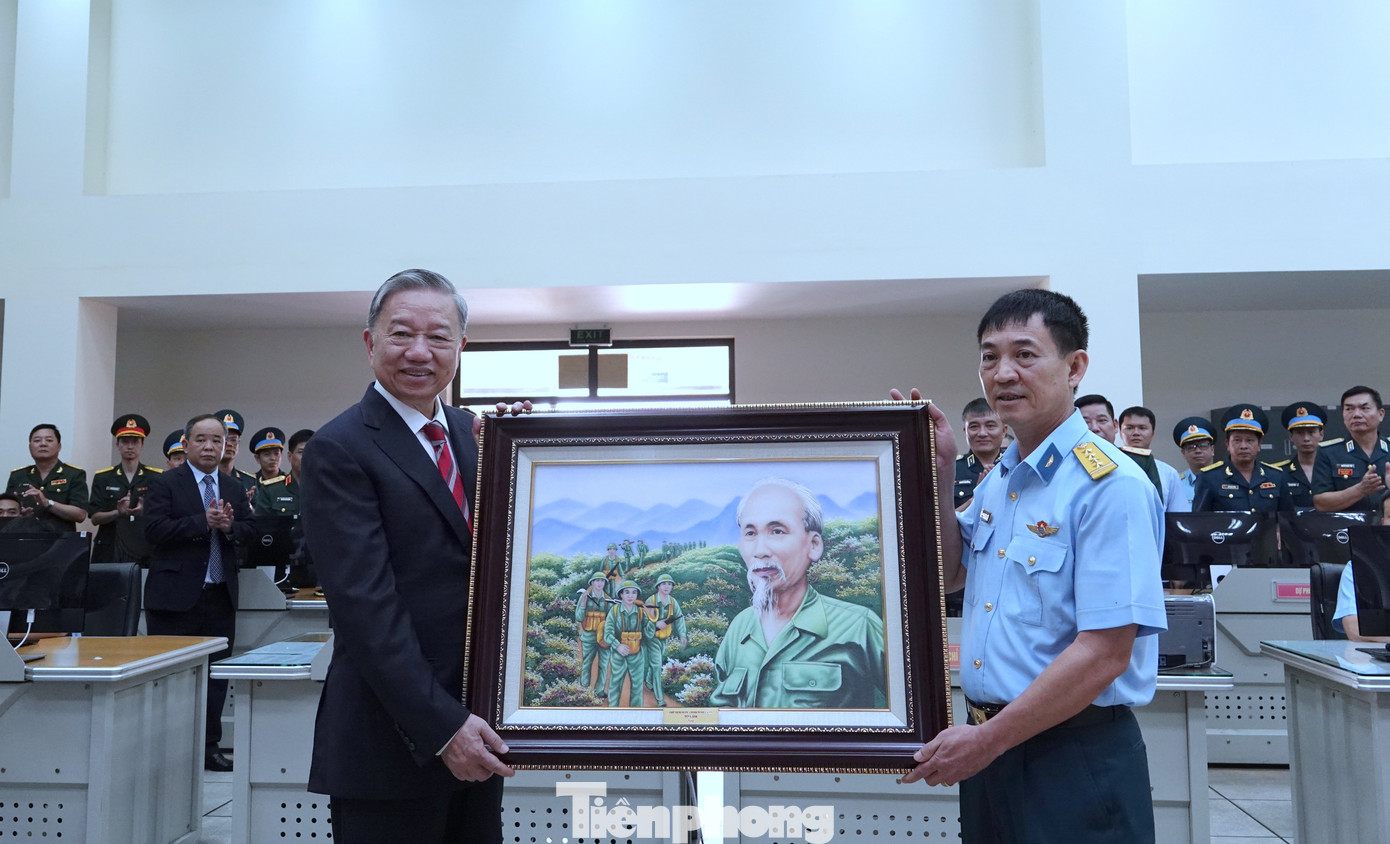 Chủ tịch nước tặng bức tranh "Bác đang cùng chúng cháu hành quân" cho cán bộ, chiến sĩ Trung tâm quản lý vùng trời.