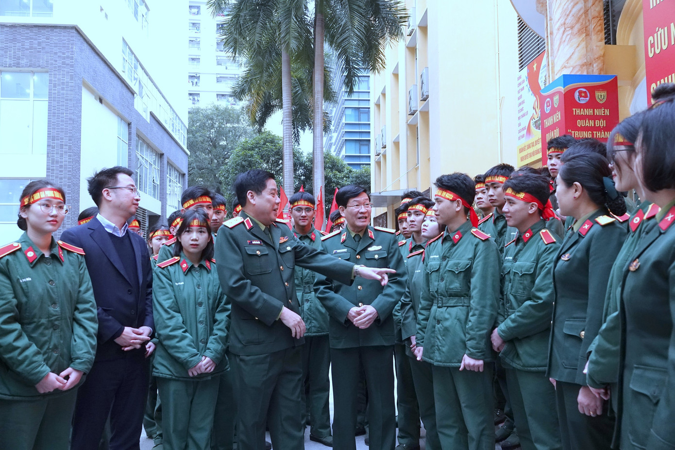 Lãnh đạo Tổng cục Chính trị, Trung ương Đoàn và các đại biểu trò chuyện với đoàn viên thanh niên tham gia lễ phát động. Lãnh đạo Tổng cục Chính trị, Trung ương Đoàn và các đại biểu trò chuyện với đoàn viên thanh niên tham gia lễ phát động.