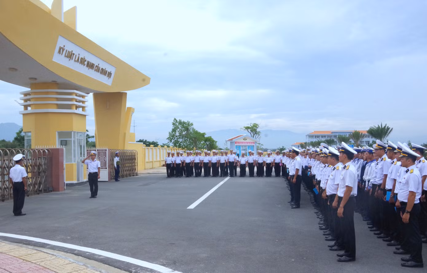 Cán bộ, chiến sĩ Lữ đoàn Không quân Hải quân 954 tập huấn các nội dung điều đệnh. Cán bộ, chiến sĩ Lữ đoàn Không quân Hải quân 954 tập huấn các nội dung điều đệnh.