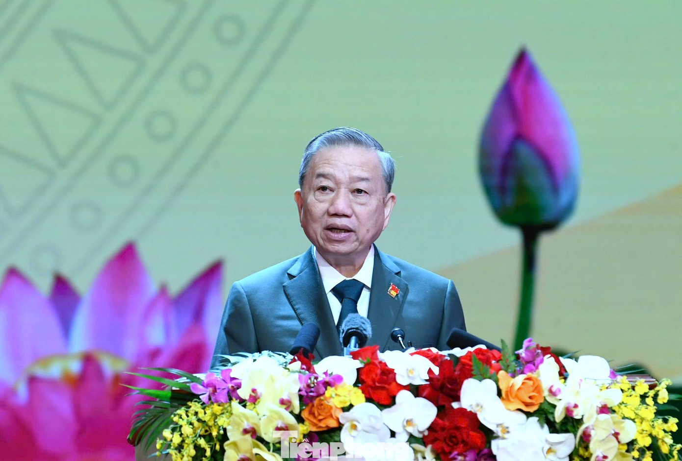 Tổng Bí thư Tô Lâm - Bí thư Quân ủy Trung ương đọc diễn văn kỷ niệm. Tổng Bí thư Tô Lâm - Bí thư Quân ủy Trung ương đọc diễn văn kỷ niệm.