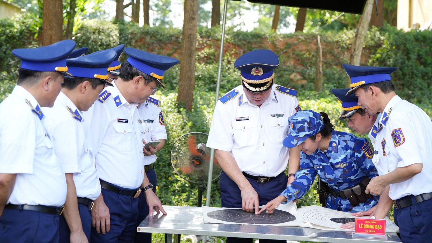 Đoàn công tác Cảnh sát biển Việt Nam kiểm tra kết quả sau từng nội dung bài bắn của các tuyển thủ.