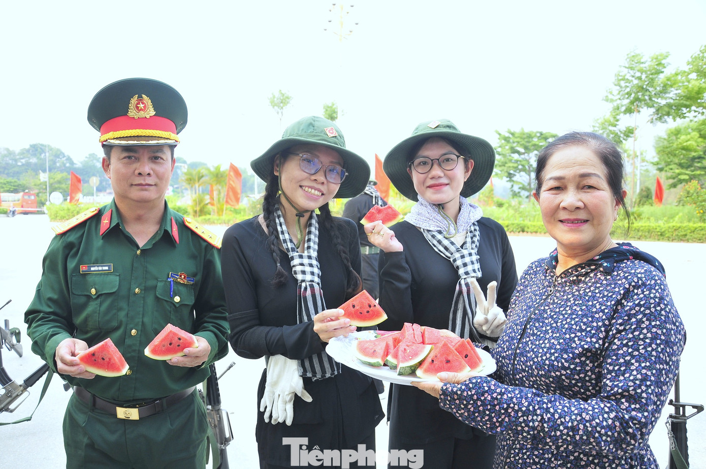 Người dân Điện Biên tiếp sức nữ dân quân phương Nam trong những ngày luyện tập vất vả dưới thời tiết nắng nóng.