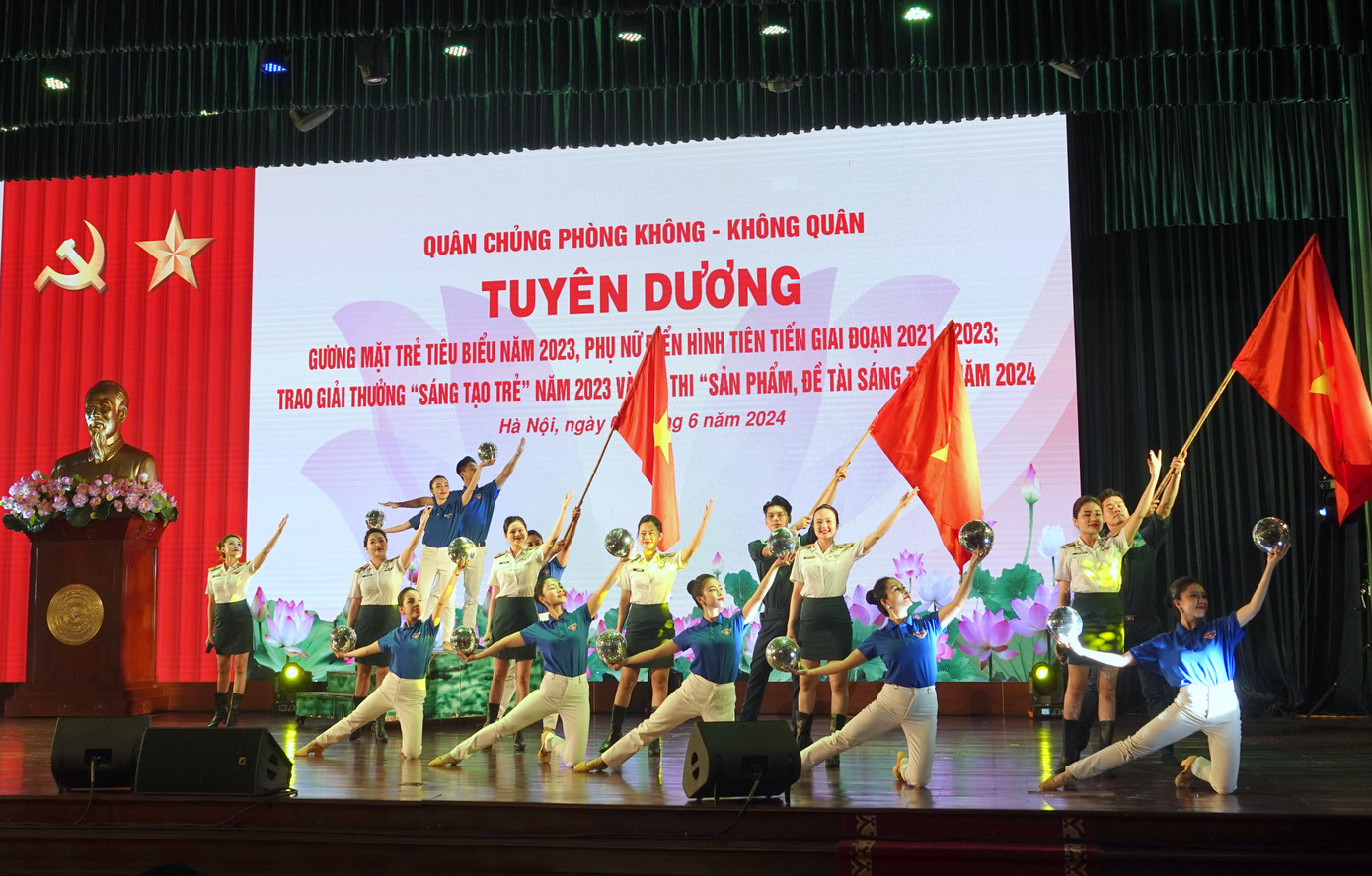 Tiết mục nghệ thuật đặc sắc tại chương trình tuyên dương. Tiết mục nghệ thuật đặc sắc tại chương trình tuyên dương.