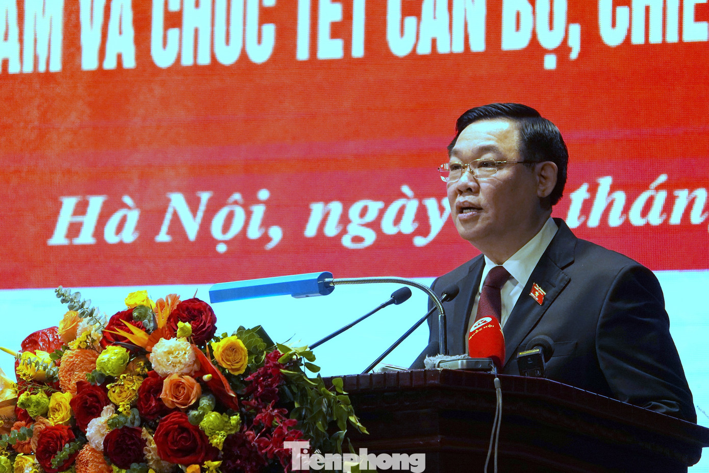 Chủ tịch Quốc hội Vương Đình Huệ phát biểu tại Bộ Tư lệnh Bộ đội Biên phòng. Chủ tịch Quốc hội Vương Đình Huệ phát biểu tại Bộ Tư lệnh Bộ đội Biên phòng.