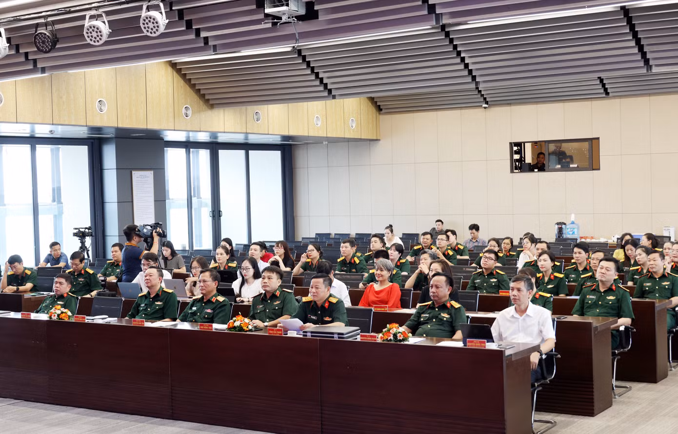 Các đại biểu tham dự gặp mặt báo chí, chiều 22/7.