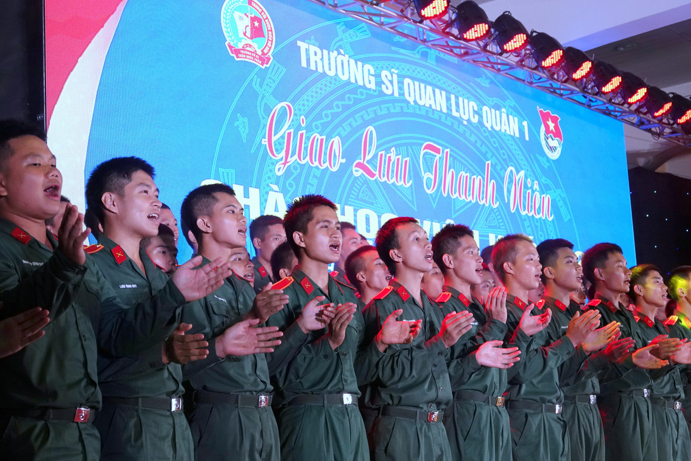 Tân học viên Khóa 92 tự tin thể hiện các tiết mục hát “Từ thao trường chúng tôi đi” và “Đi lên trường Lục quân Anh hùng” tại chương trình giao lưu. Tân học viên Khóa 92 tự tin thể hiện các tiết mục hát “Từ thao trường chúng tôi đi” và “Đi lên trường Lục quân Anh hùng” tại chương trình giao lưu.