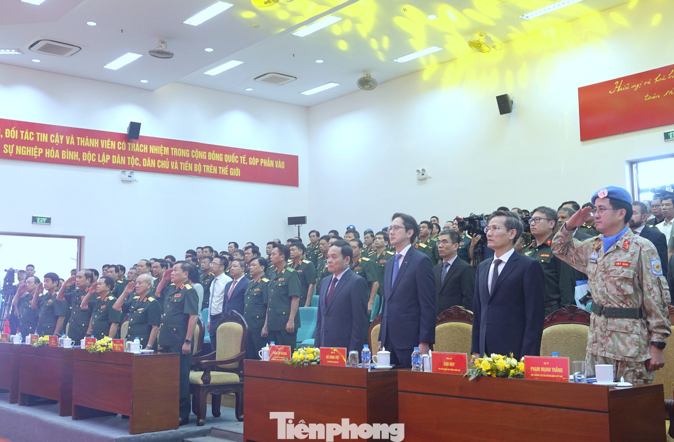 Các đại biểu dự lễ kỷ niệm.