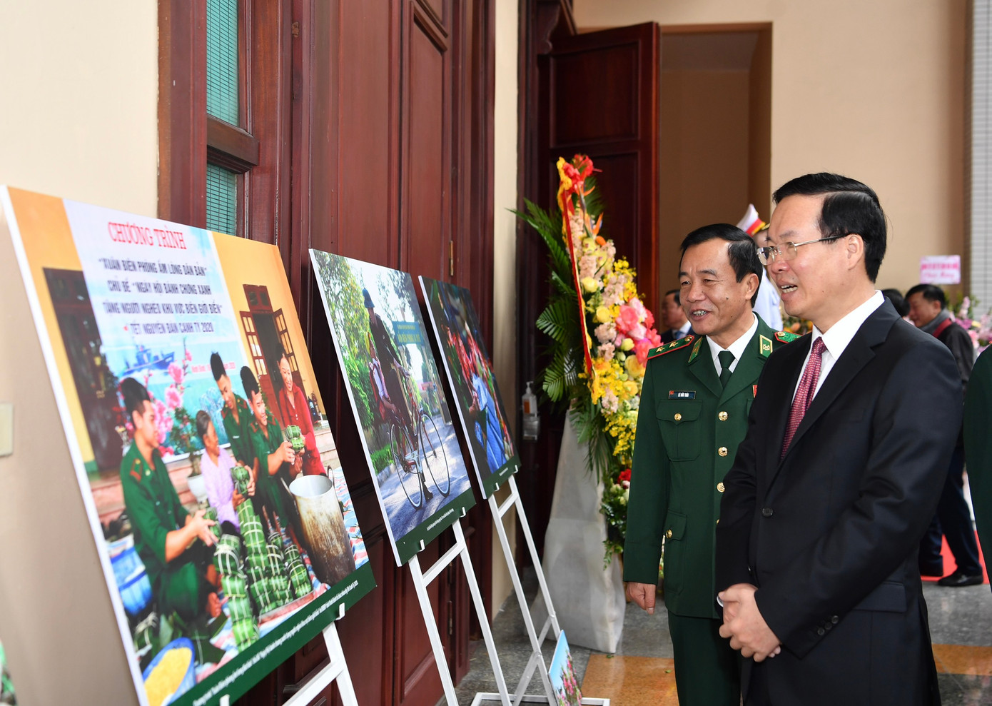 Chủ tịch nước tham quan một số hình ảnh về các hoạt động nổi bật của lực lượng Biên phòng.