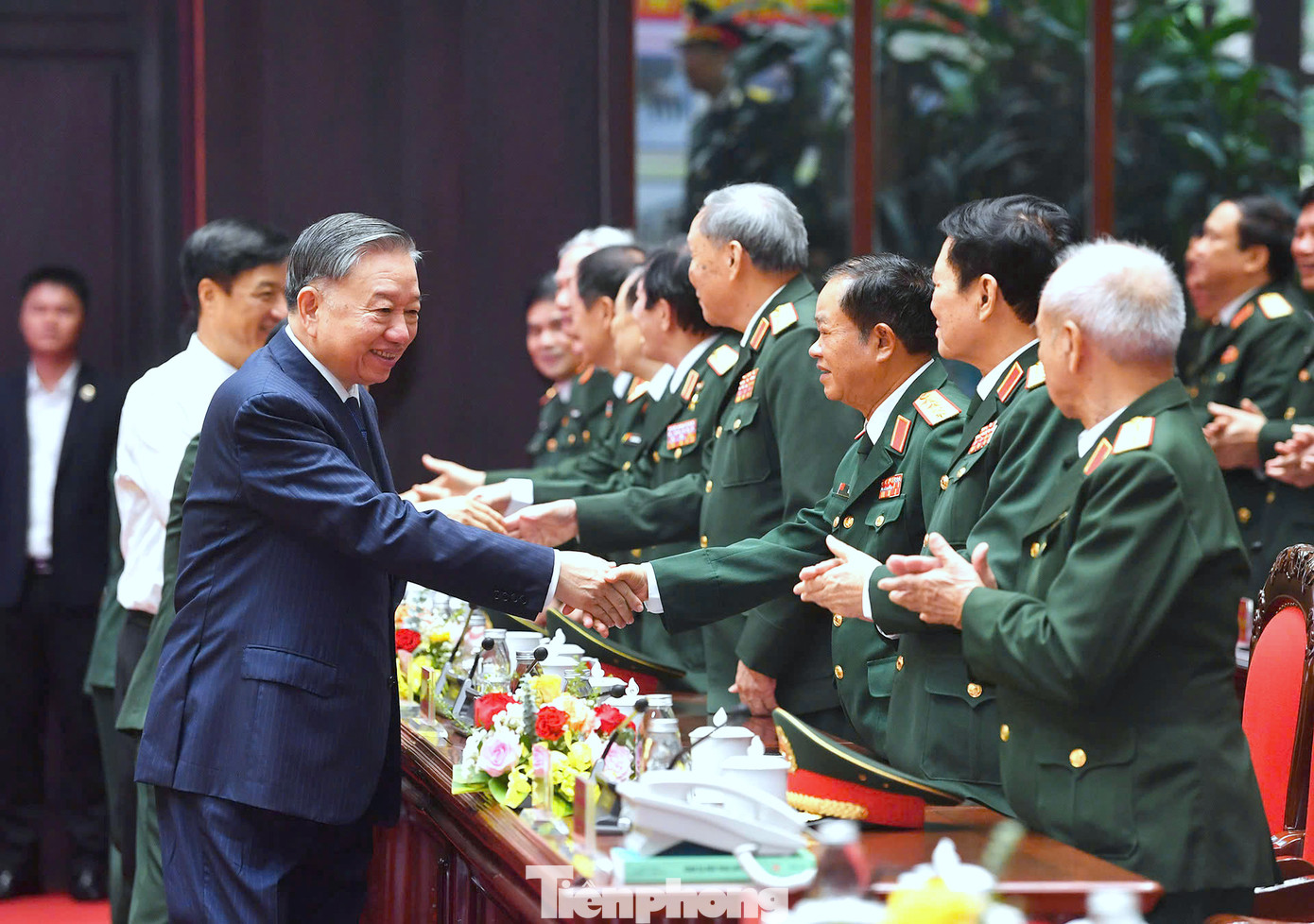 Các đại biểu dự lễ kỷ niệm tại Hội trường Bộ Quốc phòng chào đón Tổng Bí thư, Chủ tịch nước Tô Lâm.