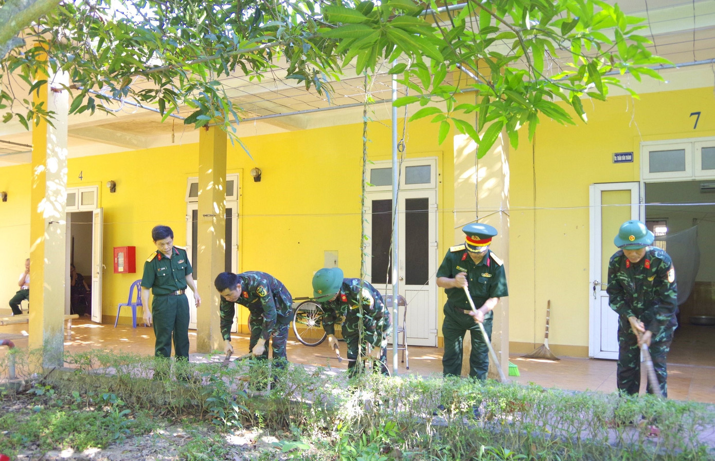 Tiến hành cắt tỉa bồn hoa cây cảnh, vệ sinh môi trường ở trung tâm. Tiến hành cắt tỉa bồn hoa cây cảnh, vệ sinh môi trường ở trung tâm.