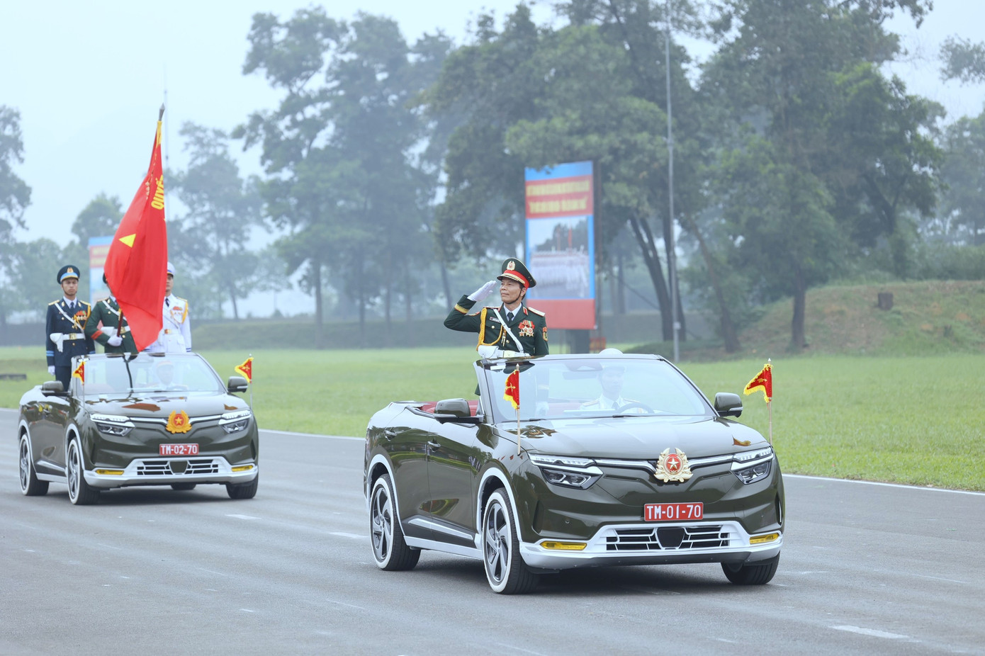 Xe chỉ huy và xe Tổ Quân kỳ toàn quân.