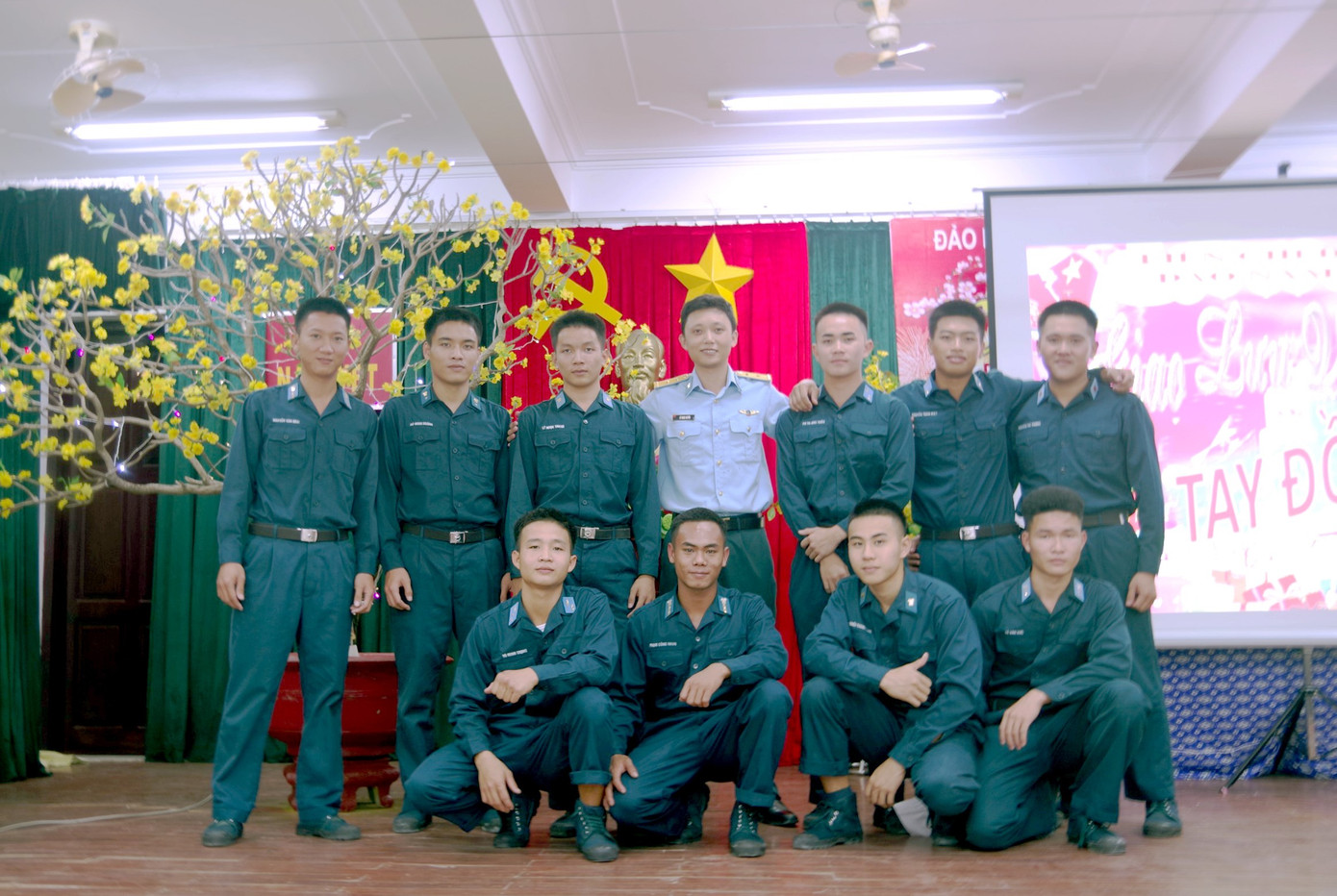 Những chiến sĩ ra-đa phòng không lần đầu đón Tết ở Trường Sa tranh thủ ghi lại hình ảnh kỷ niệm thời quân ngũ ấm áp tình đồng đội. Những chiến sĩ ra-đa phòng không lần đầu đón Tết ở Trường Sa tranh thủ ghi lại hình ảnh kỷ niệm thời quân ngũ ấm áp tình đồng đội.