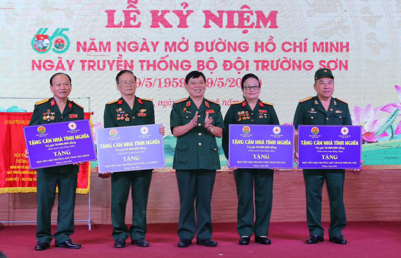 Hội truyền thống Trường Sơn - Đường Hồ Chí Minh Việt Nam trao kinh phí hỗ trợ xây dựng nhà đồng đội tặng các hội viên có hoàn cảnh khó khăn. Hội truyền thống Trường Sơn - Đường Hồ Chí Minh Việt Nam trao kinh phí hỗ trợ xây dựng nhà đồng đội tặng các hội viên có hoàn cảnh khó khăn.