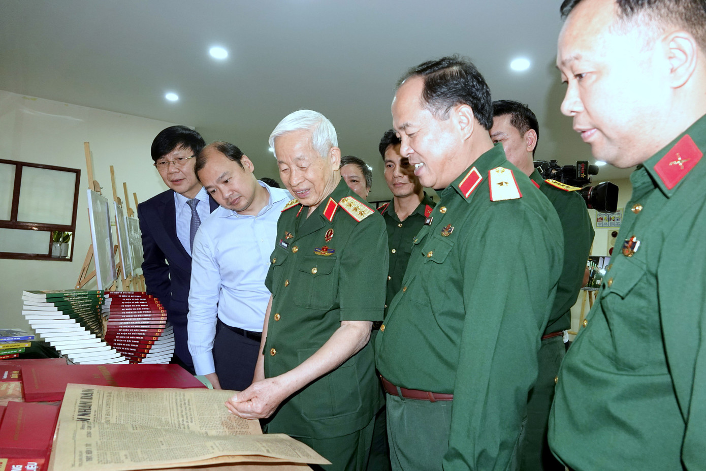 Đại biểu dự tọa đàm tham quan khu trưng bày các ấn phẩm nổi bật về Quân đội, sáng 5/11. Ảnh: Nguyễn Minh