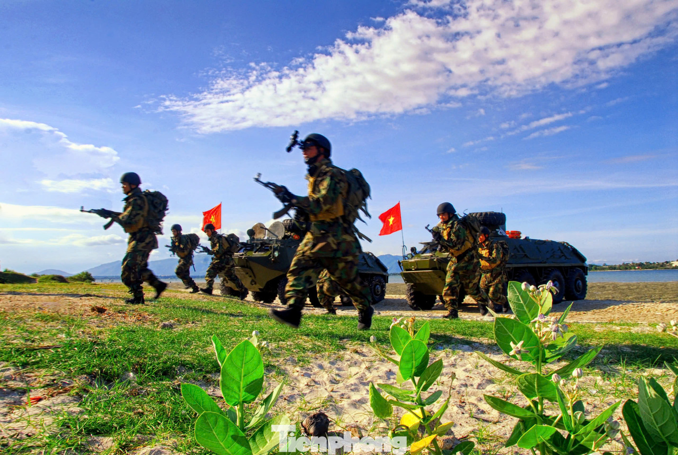 Hải quân đánh bộ luyện tập phương án bảo vệ chủ quyền biển, đảo ở Vùng 4 Hải quân. Hải quân đánh bộ luyện tập phương án bảo vệ chủ quyền biển, đảo ở Vùng 4 Hải quân.