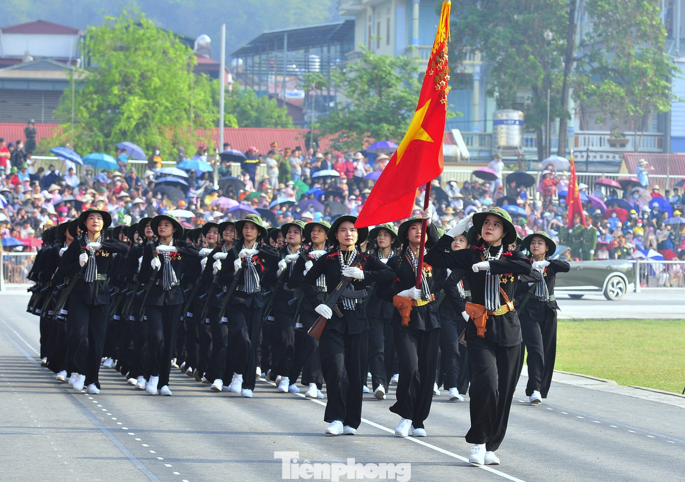 Khối nữ Du kích miền Nam tham gia hợp luyện tại sân vận động Điện Biên, ngày 28/4.