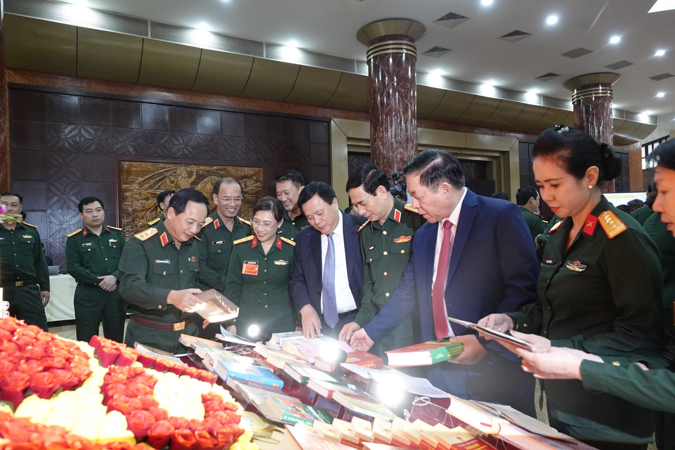 Đại biểu lãnh đạo ban, bộ, ngành T.Ư tham quan khu trưng bày tại hội thảo, chiều 18/11. Ảnh: Nguyễn Minh