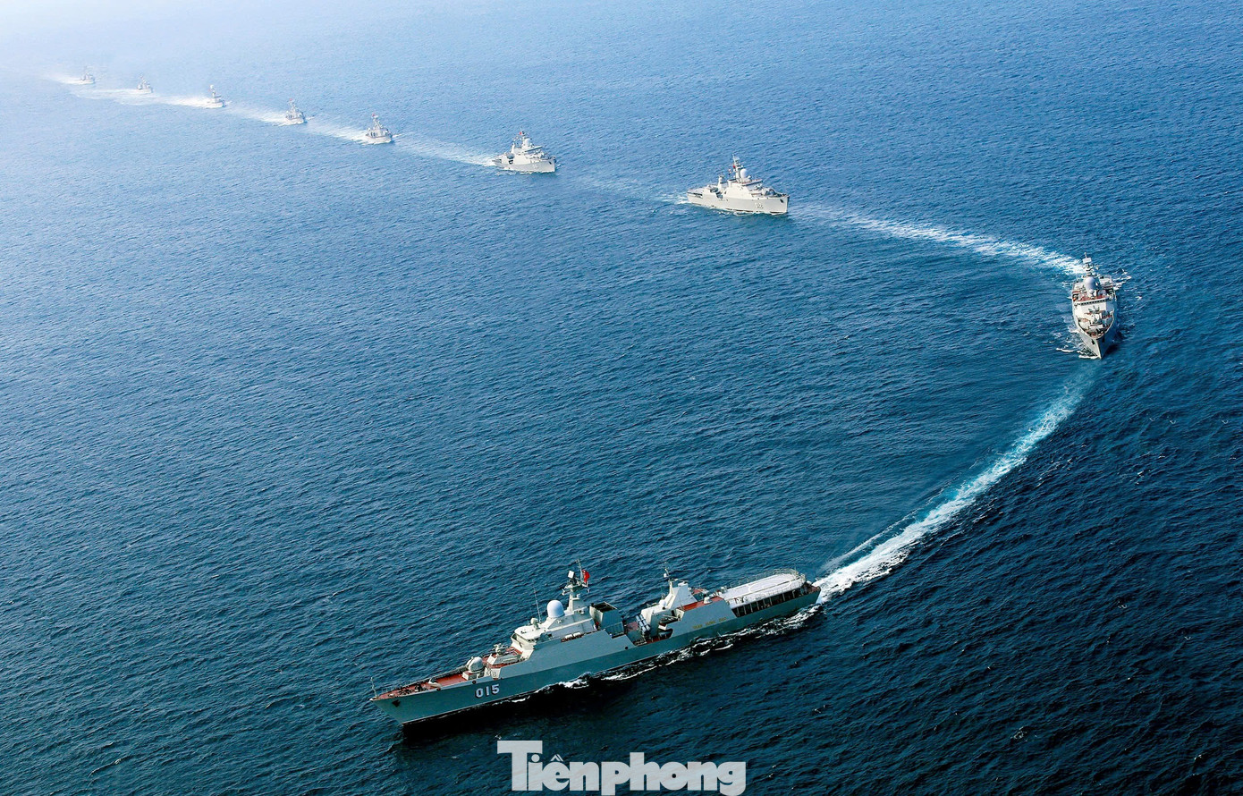 Biên đội tàu chiến đấu thuộc Vùng 4 Hải quân diễn tập trên vùng biển chủ quyền. Biên đội tàu chiến đấu thuộc Vùng 4 Hải quân diễn tập trên vùng biển chủ quyền.