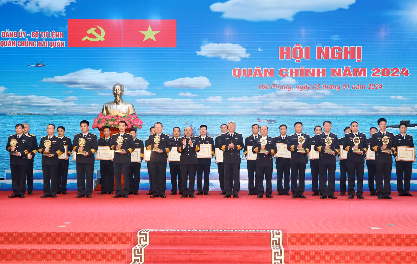 Lãnh đạo Bộ Tư lệnh Hải quân trao danh hiệu “Tiêu biểu xuất sắc nhất Quân chủng Hải quân” năm 2023 tặng các đơn vị.