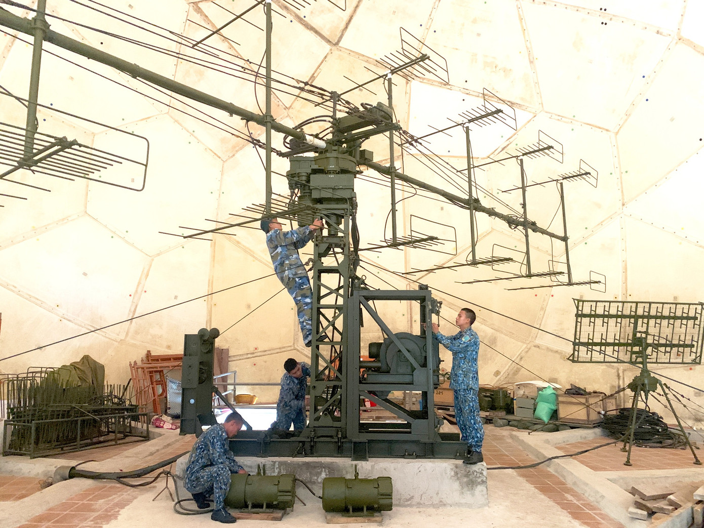 Bảo quản khí tài, trang bị tại Trạm ra-đa 44 (Trung đoàn 292). Bảo quản khí tài, trang bị tại Trạm ra-đa 44 (Trung đoàn 292).